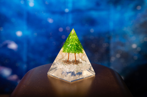 Pyramide „Orgon“ aus Peridot, Produktbild 2