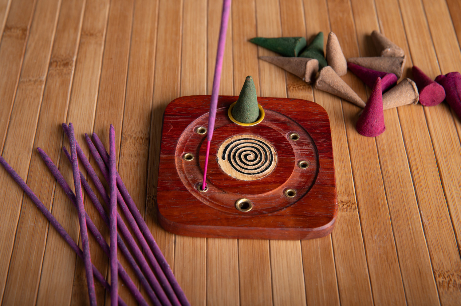 Räucherstäbchen- und Räucherkegelhalter „Spirale rot“, Produktbild 2